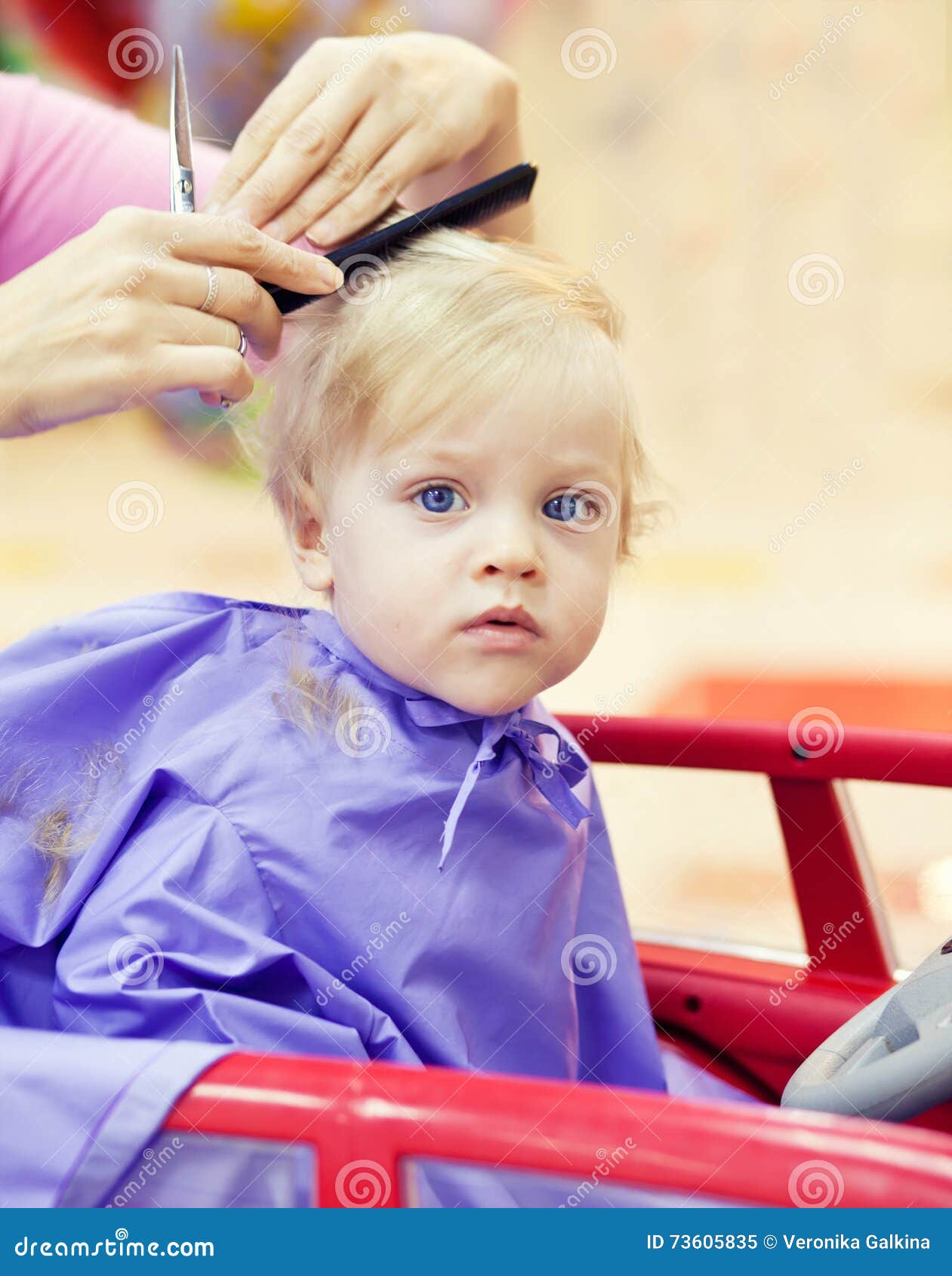 理发店的4岁红发男孩. 理发师梳着辣椒的头发 库存照片. 图片 包括有 发式专家, 专业人员, 理发, 沙龙 - 223632468