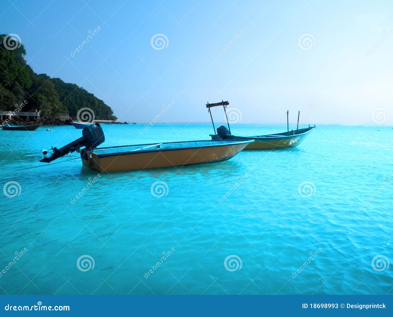 Blue sky with boats. 2条小船镇定清早海运