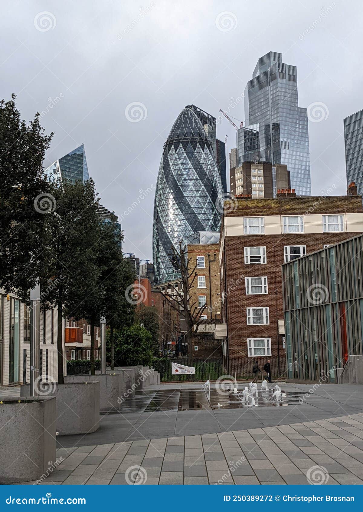 福斯特事务所公布伦敦新地标“郁金香”方案，俯瞰“小黄瓜” | ArchDaily