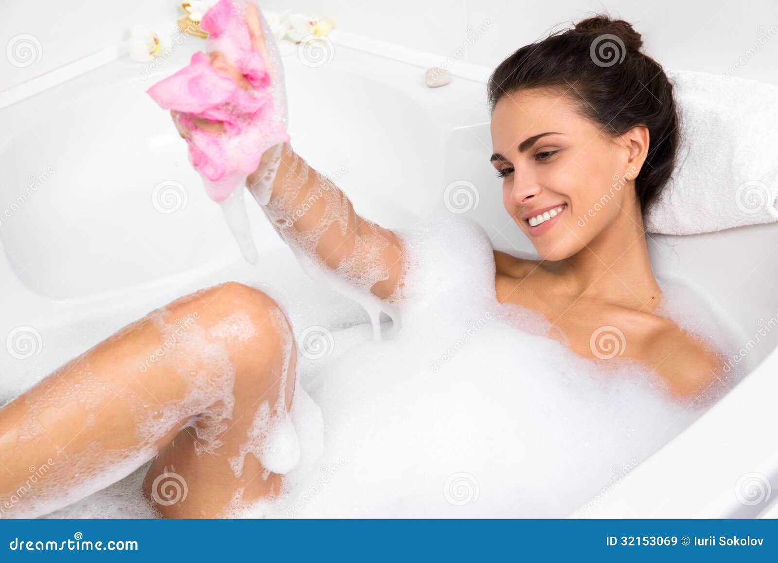享受泡泡浴的女人照片摄影图片_ID:414498491-Veer图库