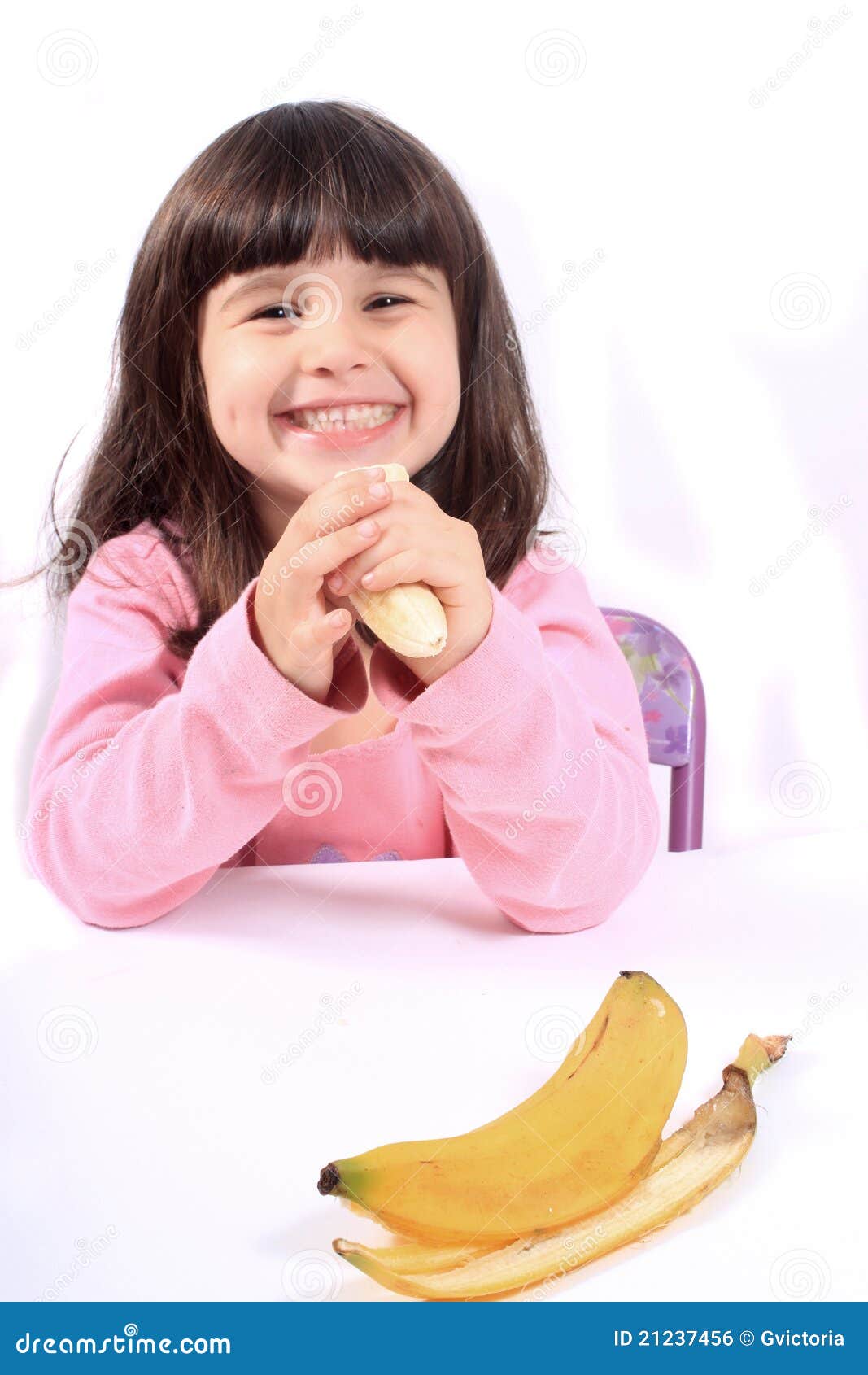 吃香蕉的亚裔女孩 库存图片. 图片 包括有 女孩, 结构树, 食物, 绿叶, 衣物, 传统, 敬慕, 饥饿 - 2406081
