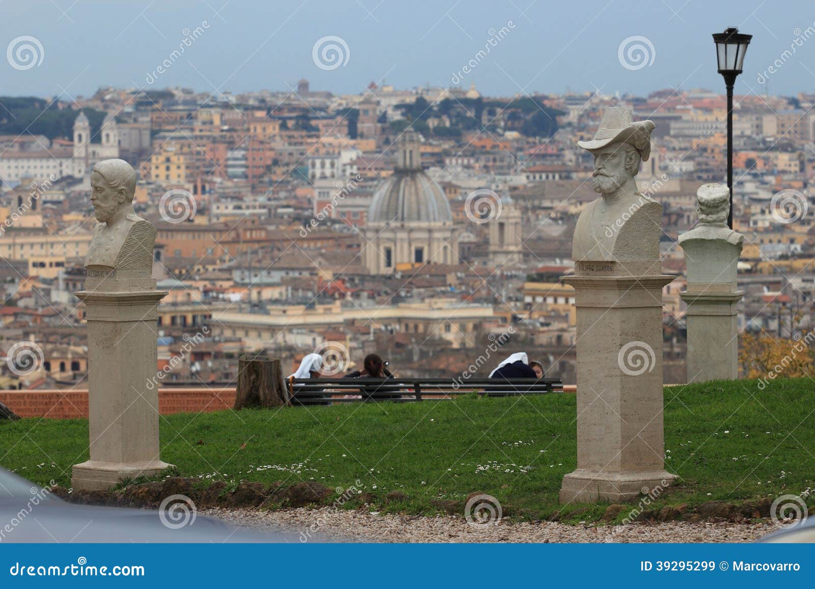 尼姑在罗马. 罗马，意大利- 2014年3月11日：尼姑在背景中坐在Janiculum小山的一条长凳，罗马概要