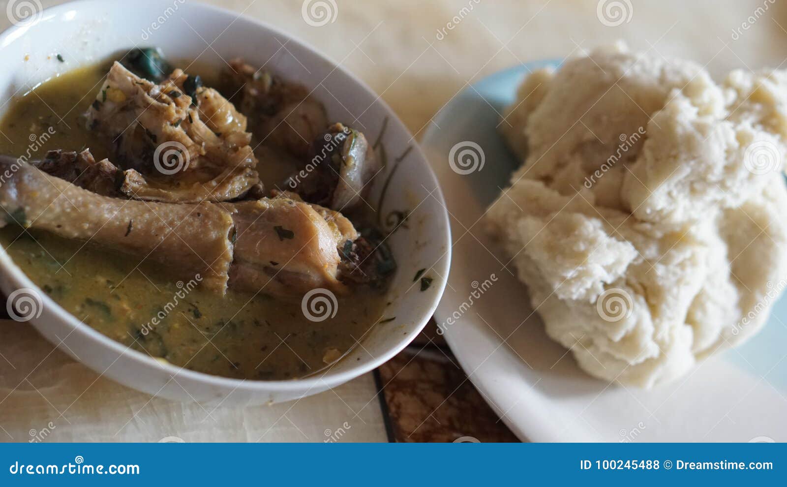 一顿美味的尼日利亚加里或eba加菜汤 库存图片. 图片 包括有 缓和, 布料, 局部, 可口, 五颜六色 - 191300631