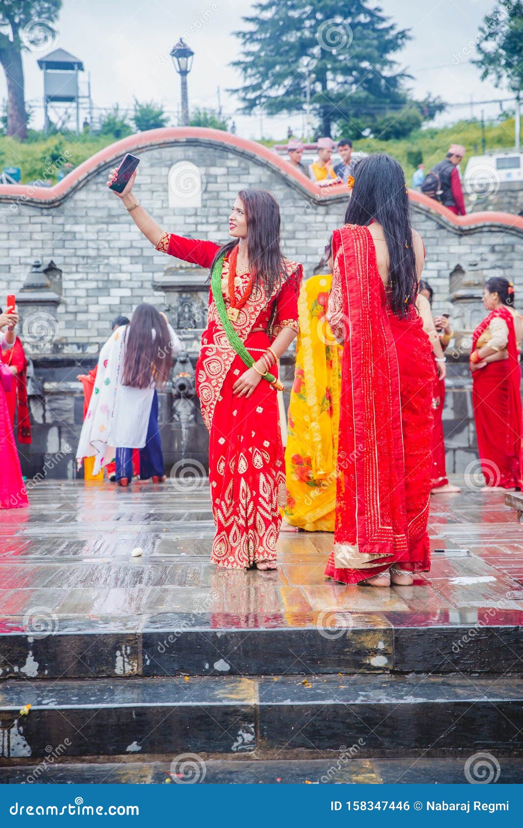 2016年4月3日，尼泊尔美丽部落的女士们在尼泊尔跳舞跳古舞，穿着传统舞 编辑类库存照片 - 图片 包括有 聚会所, 活动: 224714923