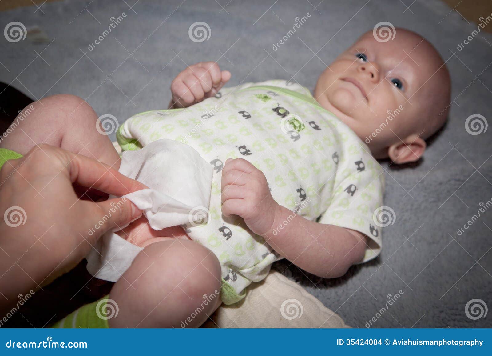 母亲变动尿布 库存图片. 图片 包括有 幸福, 尿布, 更改, 健康, 婴孩, 查找, 婴儿, 卫生学 - 102377697