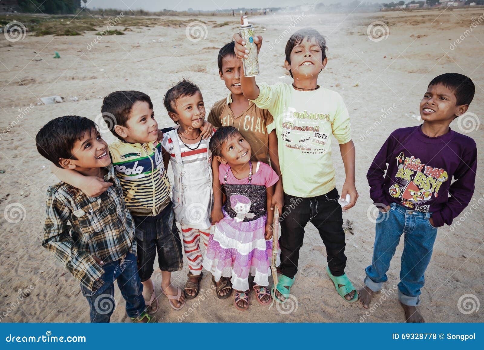 学校去的可怜的孩子表示在印度 图库摄影片. 图片 包括有 贫穷, 摆在, 照相机, 正在, 混杂, 蓝色 - 123900757