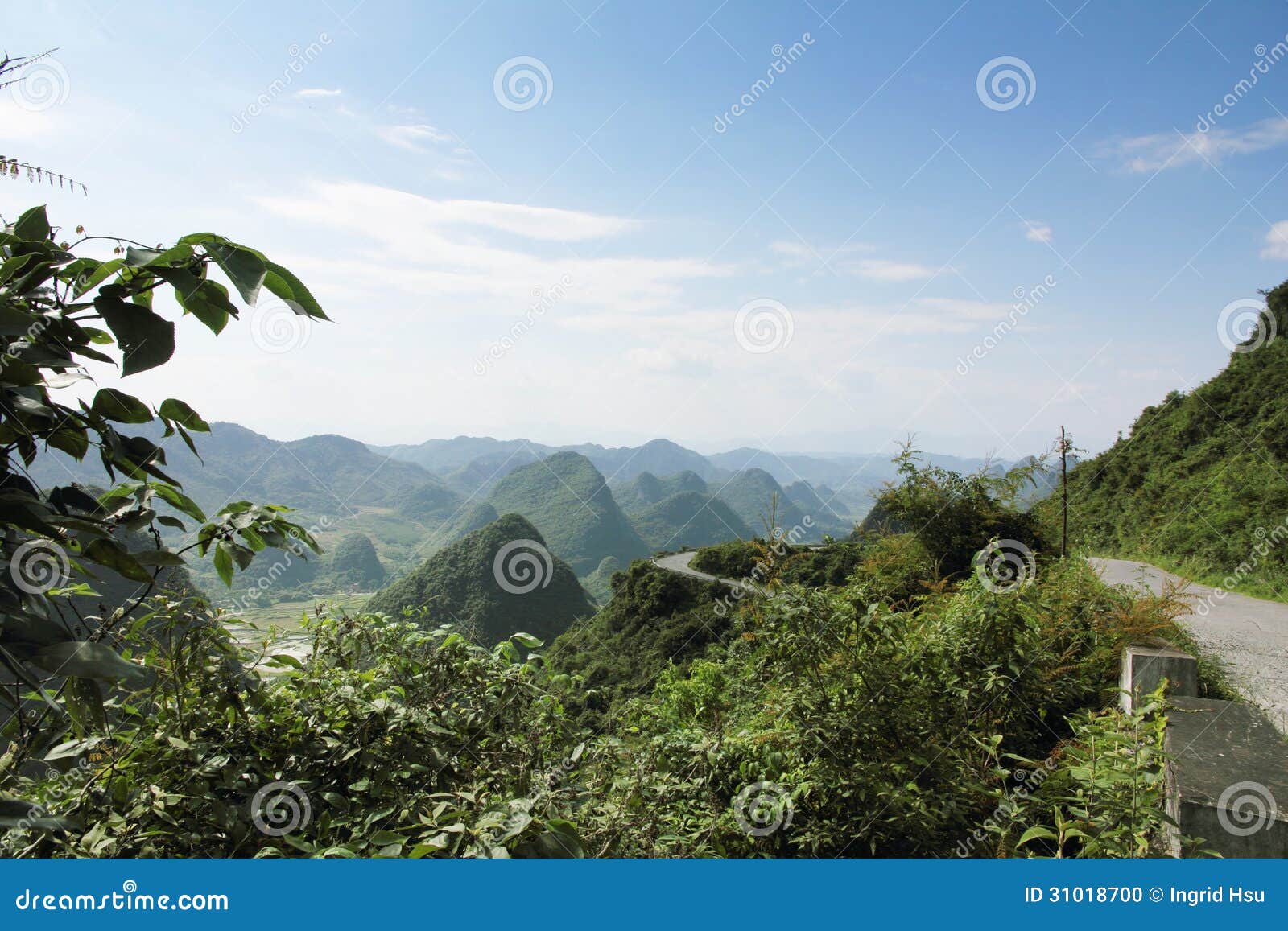 Mountains. 沿螺旋路驾驶由山决定上面。有一个平安的看法甚而在夏天在瓷南部。