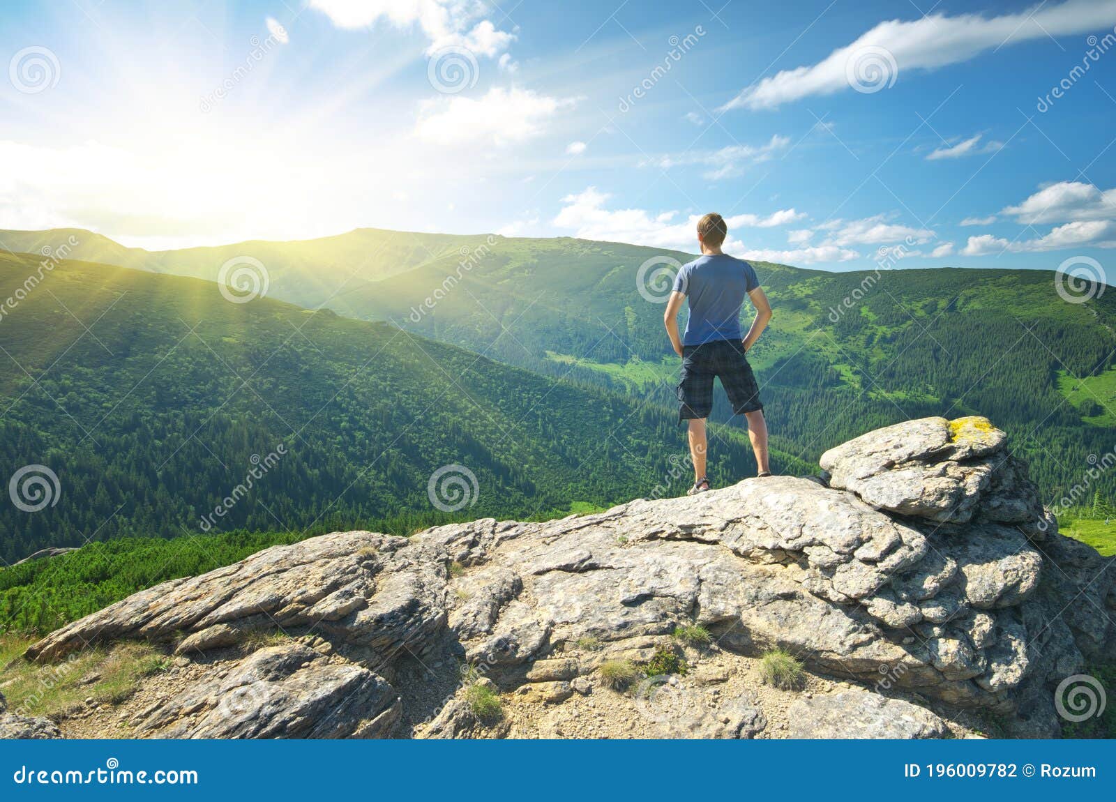 人站在山顶,站在山顶,一个人站在山顶(第5页)_大山谷图库