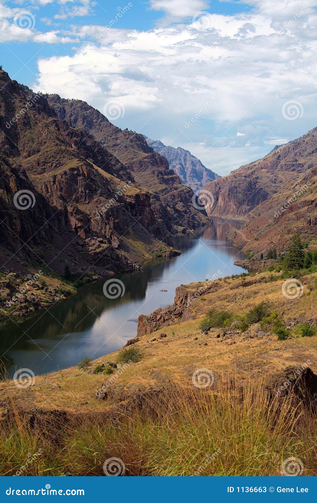 River and mountains. 背景cloudscape山河风景视图