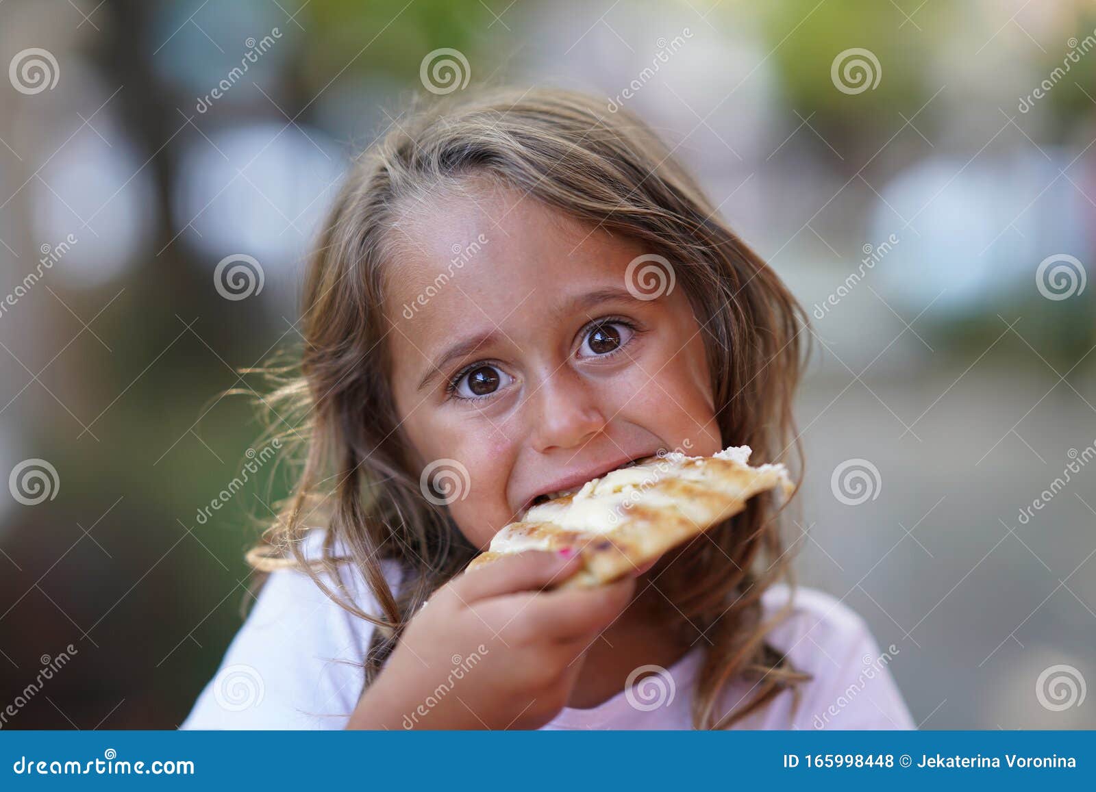 小女孩吃巨大的美味三明治 · 免费素材图片