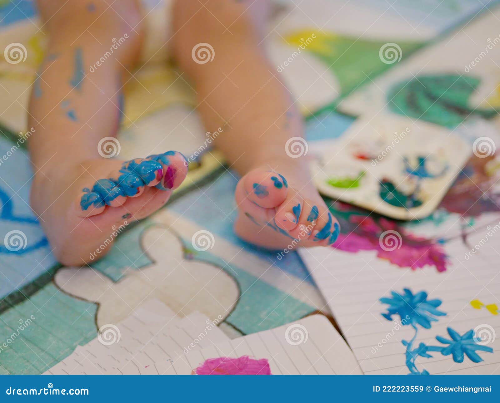 桌子是一位涂了油漆的脚趾甲的女人的脏脚 库存照片. 图片 包括有 水泥, 真菌, 室内, 健康, 被证章的 - 159181522