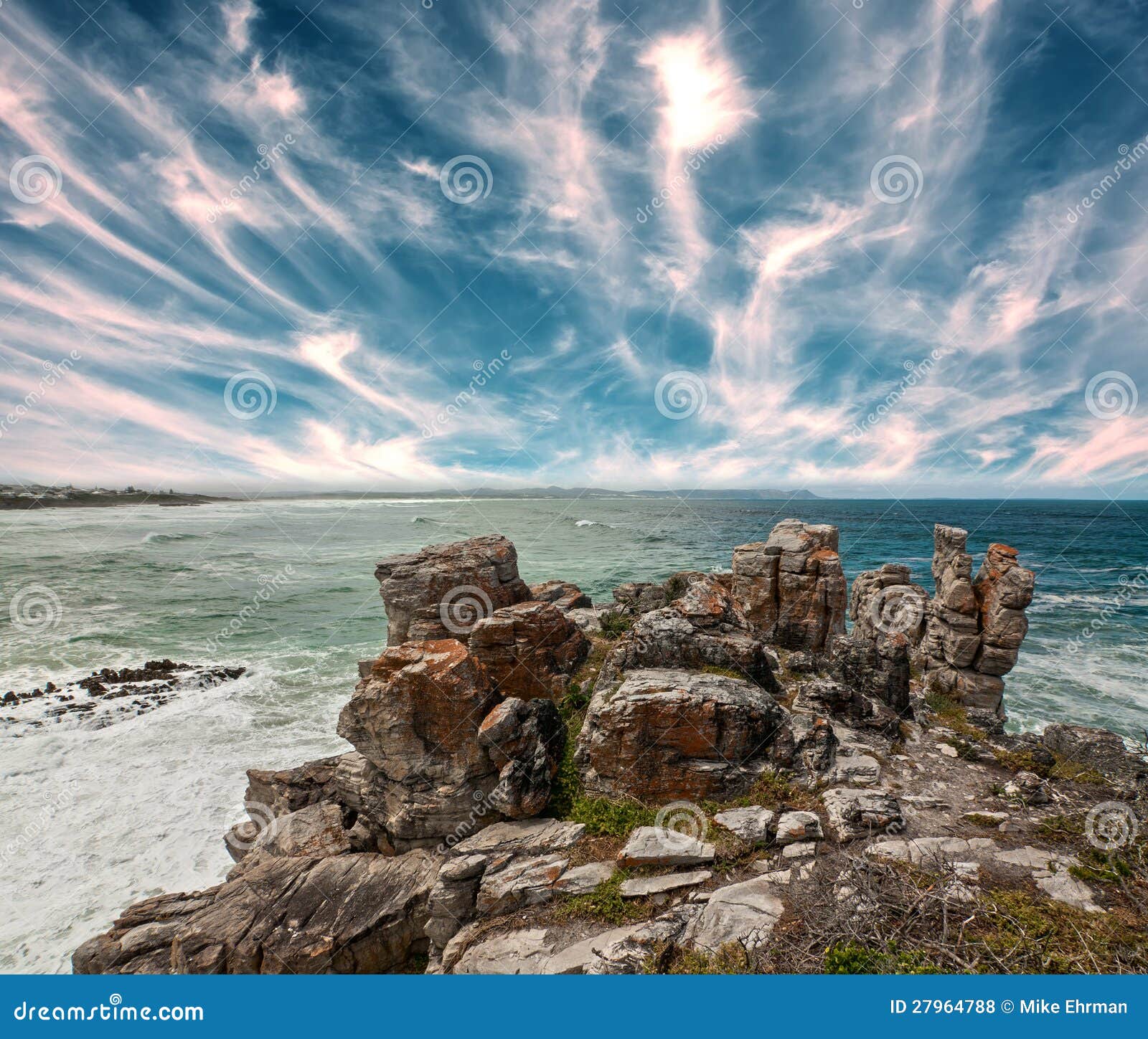 岩石海岸线. 在明亮的海运海岸线的岩石露出有严重的天空的