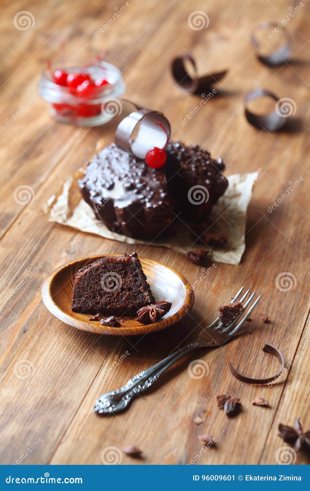 白色背景中突显的碎黑巧克力和熟樱桃 库存照片. 图片 包括有 特写镜头, 类似, 发狂, 生气勃勃, 樱桃 - 176668328
