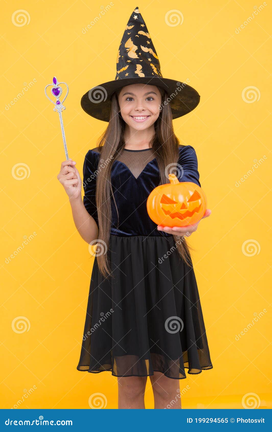 巫术与魔法 秋节 准备庆祝的少女 戏服派对 万圣节 库存图片. 图片 包括有 乐趣, 神秘主义者, 狂欢节 - 199294565