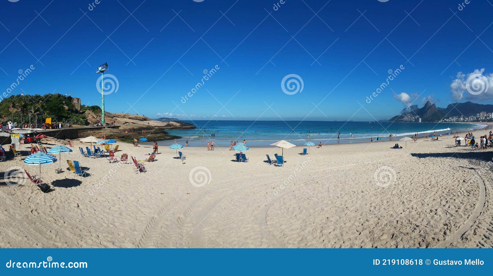 巴西民众享受夏日时光 里约海滨沙滩人满为患
