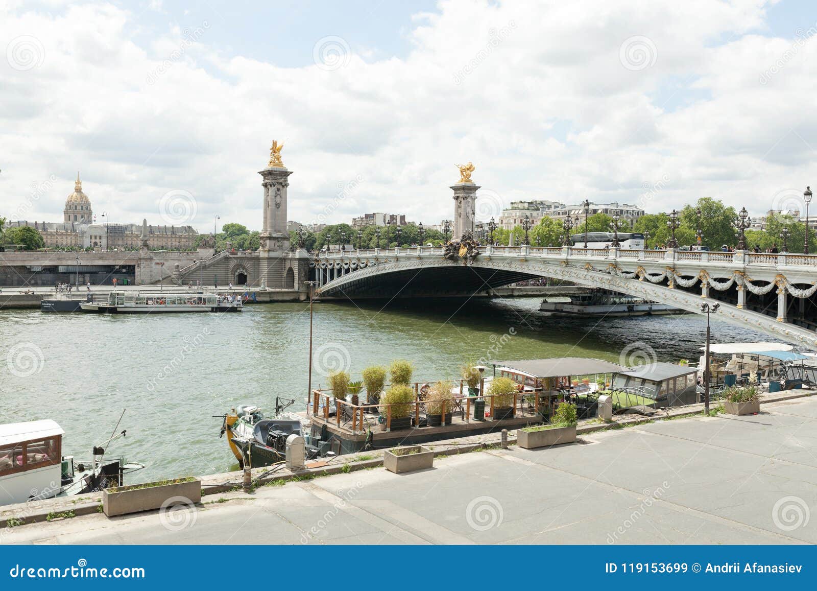 巴黎法国2018年6月02日：最华丽Pont亚历山大III的bridgeThe，侈奢的桥梁在巴黎