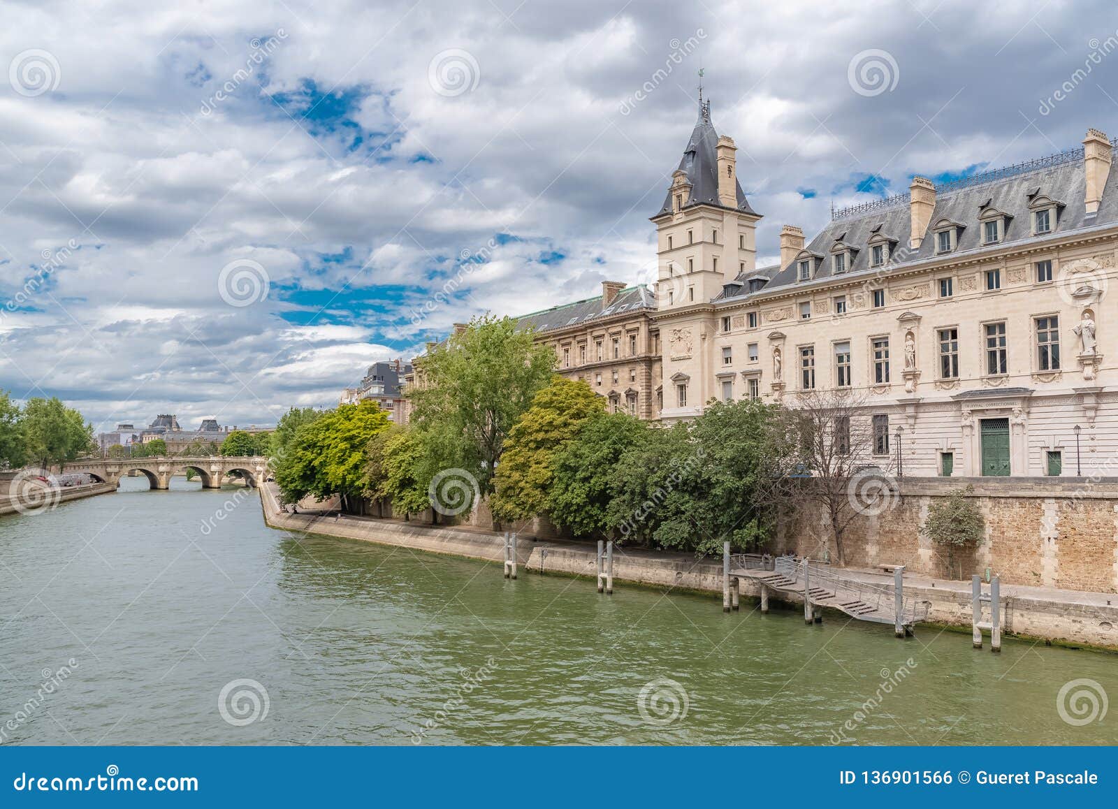 【携程攻略】巴黎塞纳河景点,塞纳河游船是一定要去体验，能欣赏到河两岸的名胜古迹，和河岸边、桥…