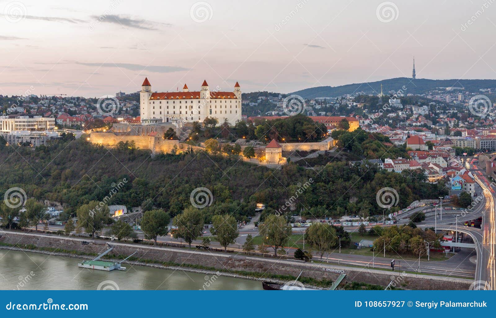 布拉索夫城堡和多瑙河环境美化在日落，斯洛伐克. 多瑙河、中世纪城堡和议会大厦在秋天小山 有450 000的人口，布拉索夫是其中一欧洲的小本钱