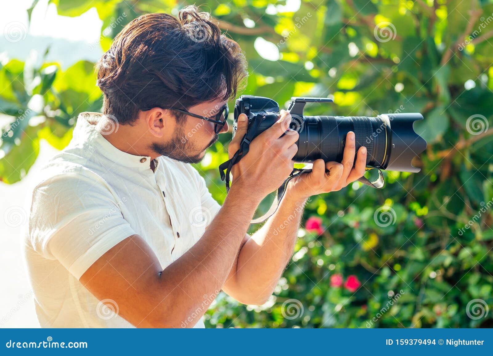 年轻快乐的男摄影师用数码相机拍照 灰色背景中突显 摄影棚 库存图片 - 图片 包括有 照相机, 喜悦: 172869519