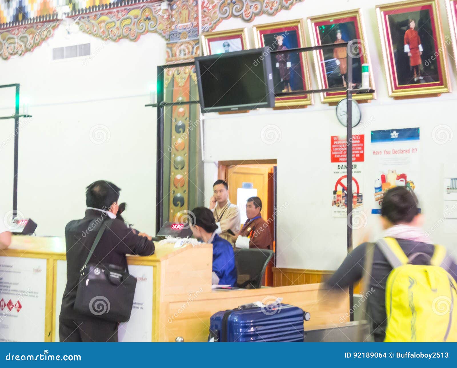 山的帕罗机场-不丹 与村庄和微型机场的山风景 编辑类照片. 图片 包括有 æˆ¿å­ , å›½å†… - 148678266