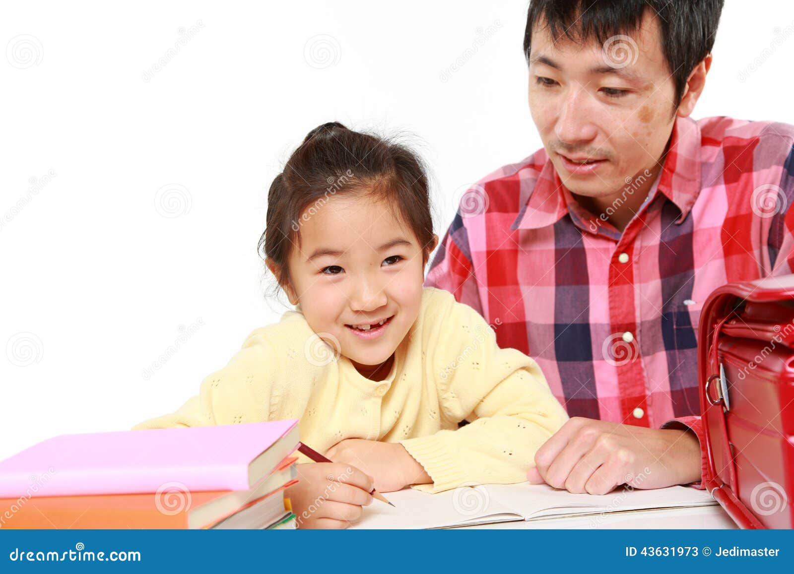 帮助他的daugther的父亲做家庭作业. 概念被射击日本人的生活方式