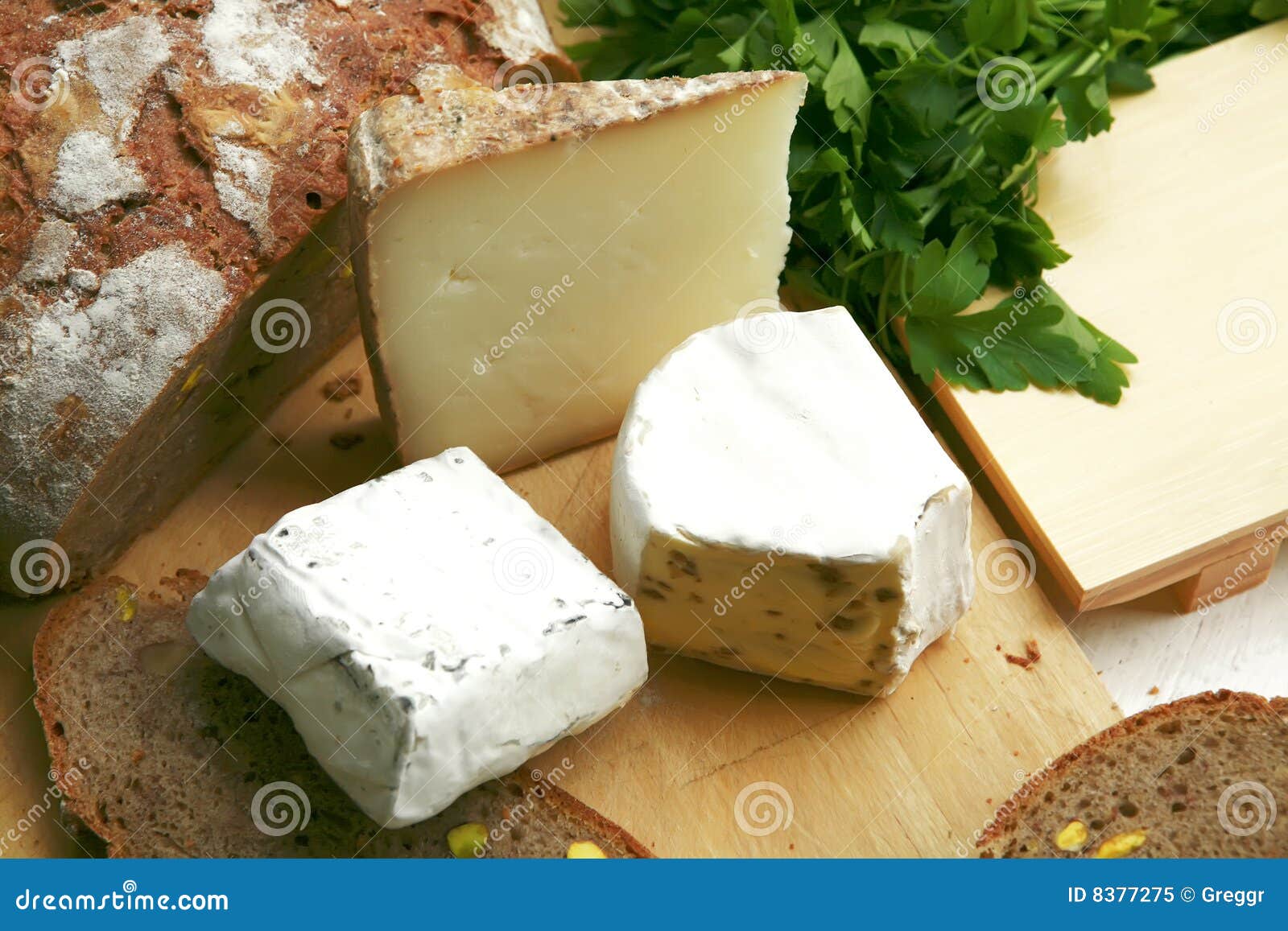 成熟白色有机山羊乳干酪片断 库存照片. 图片 包括有 部分, 干酪, 查出, 有机, 纤巧, 牛奶店, 食物 - 127520412