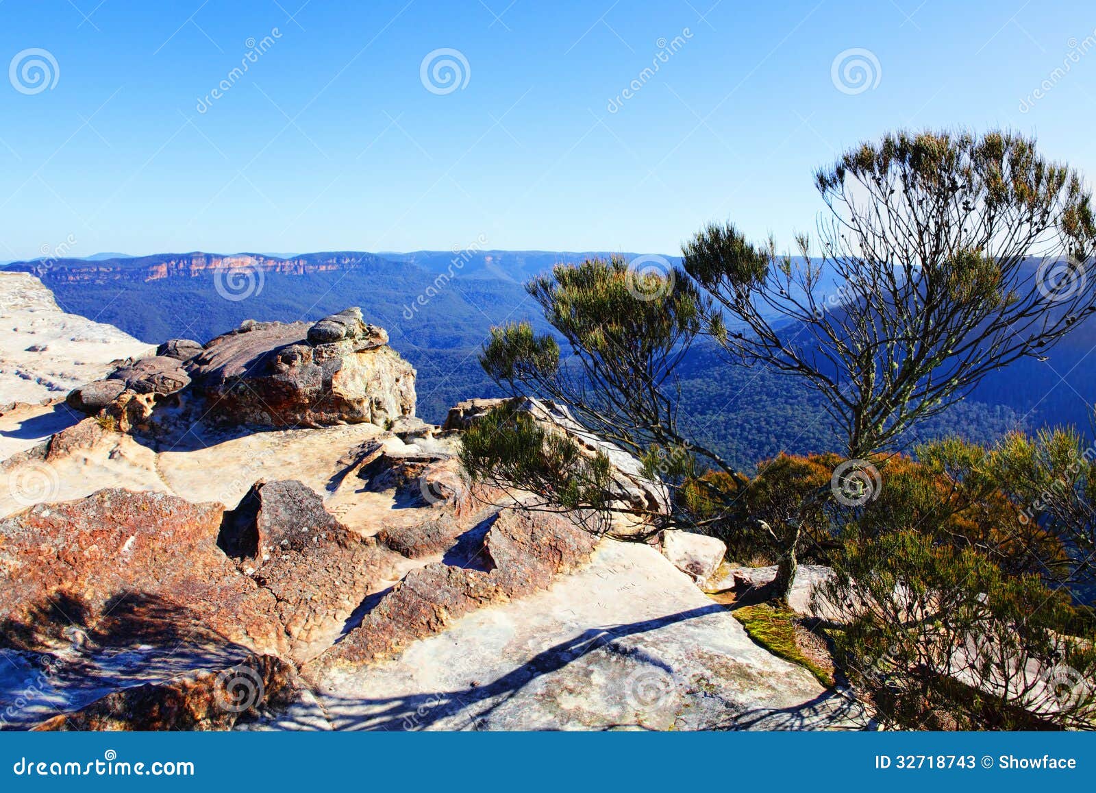 从平的岩石国王Tableland温特沃思的看法下跌蓝色Mountai. 从平的岩石， Tableland国王的向西看法是横跨贾米森谷到遥远的墙壁在狭窄的脖子-一长明显扩大超过10 km南从Katoomba。在中立立场的残余是孤零零的Mt。