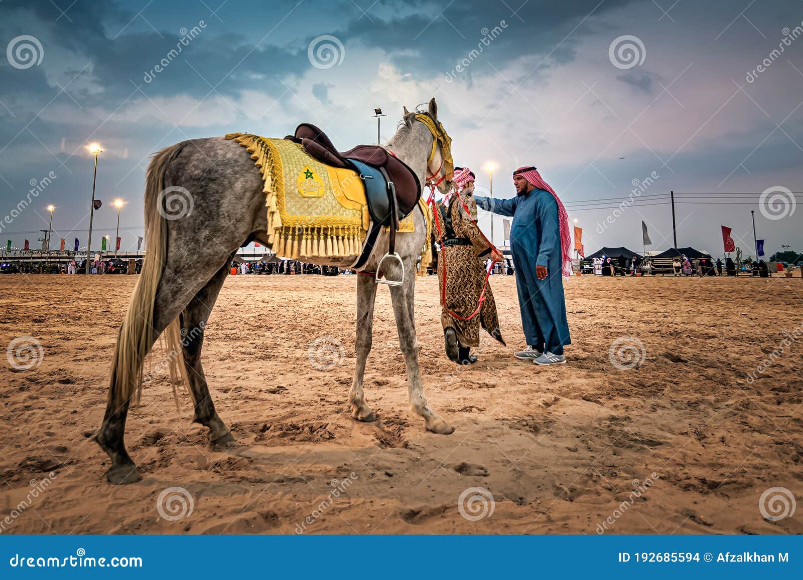 人骆驼骑马在沙漠 编辑类图片. 图片 包括有 游览, 骆驼, 极其, 破擦声, 道路, 迪拜, 人们, 女演员 - 94563275