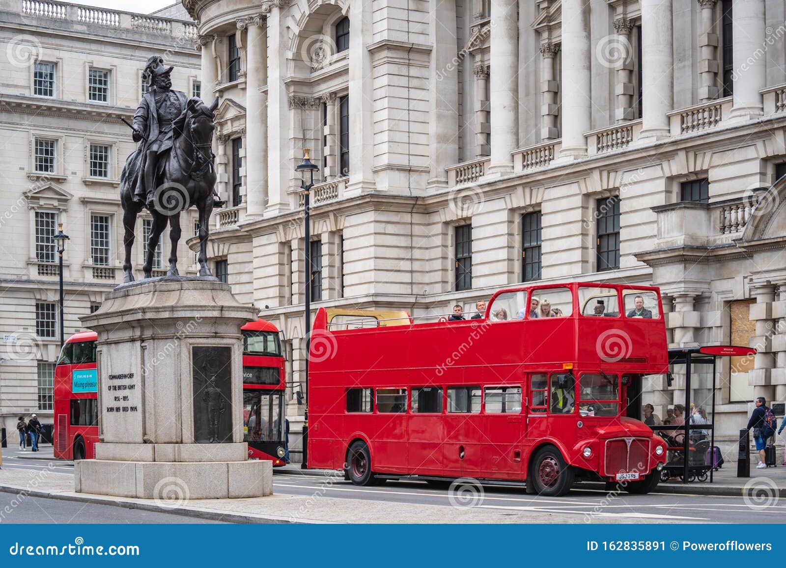 伦敦的红色双层巴士照片摄影图片_ID:141446805-Veer图库