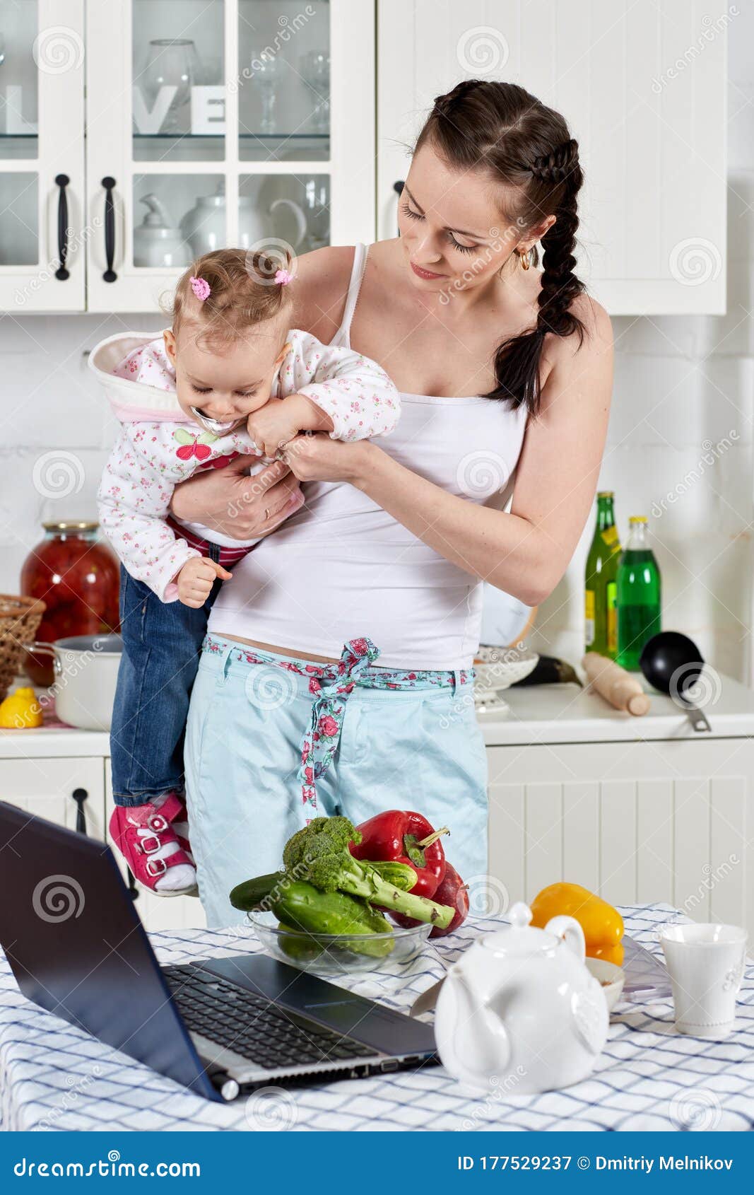 年幼的母亲在厨房里喂孩子 库存照片. 图片 包括有 膳食, 看顾, 女性, 滑稽, 饥饿, 表面, 婴孩 - 177529600