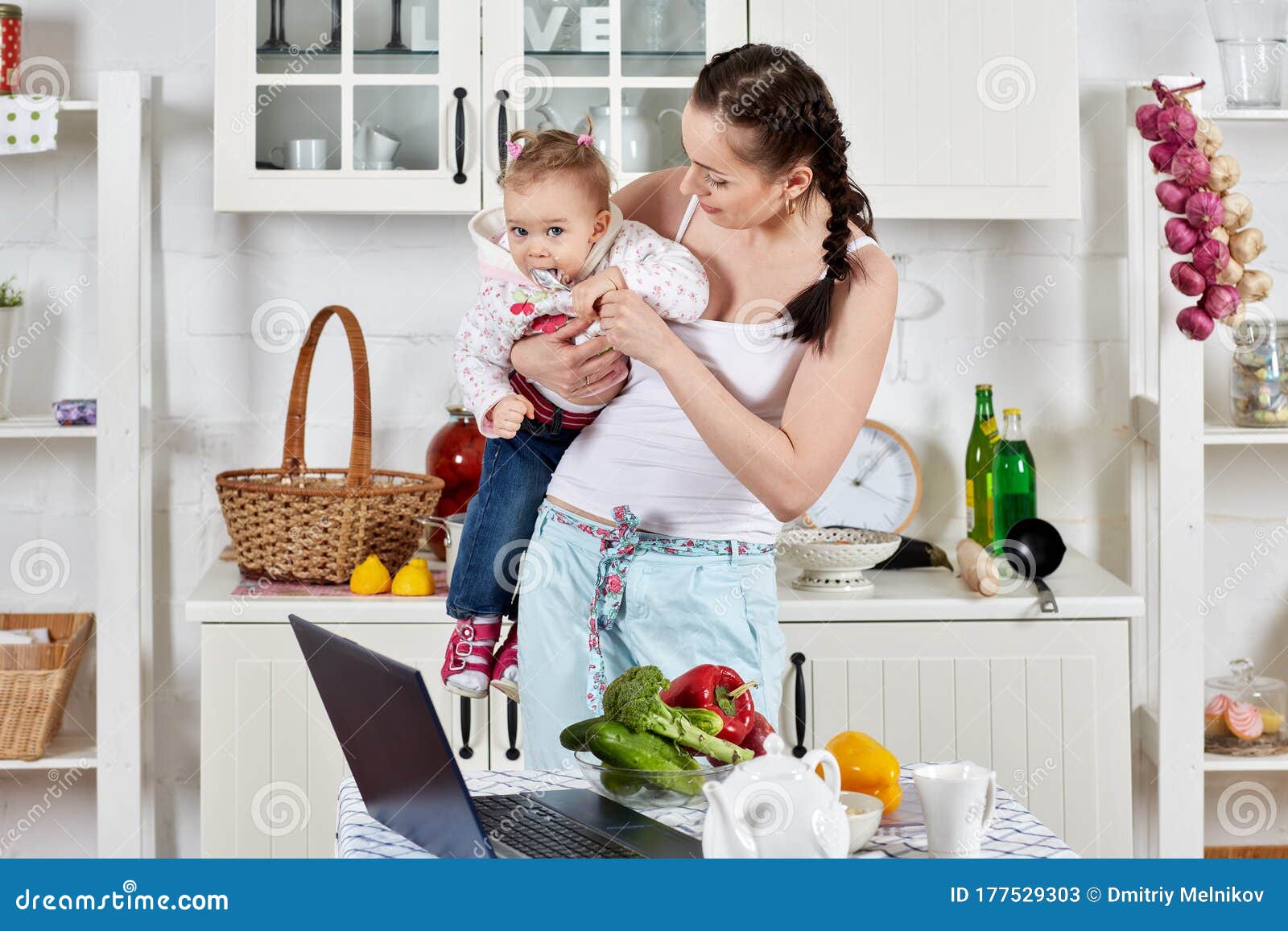母亲喂养孩子。妈妈给孩子吃蔬菜照片摄影图片_ID:340010036-Veer图库