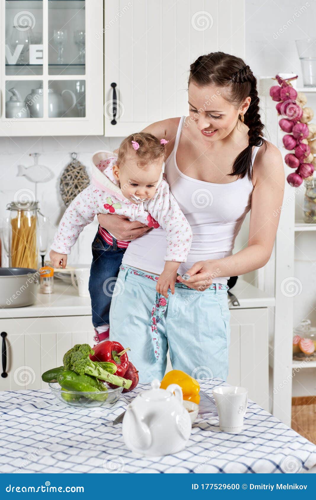 妈妈喂宝宝吃饭-蓝牛仔影像-中国原创广告影像素材