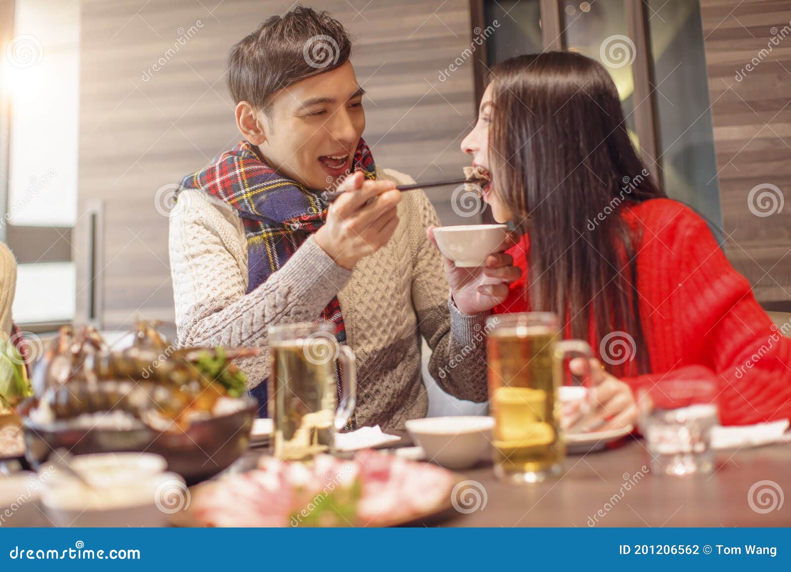 情侶約會男性喂女性吃西餐圖片素材-JPG圖片尺寸8192 × 5464px-高清圖案501809460-zh.lovepik.com