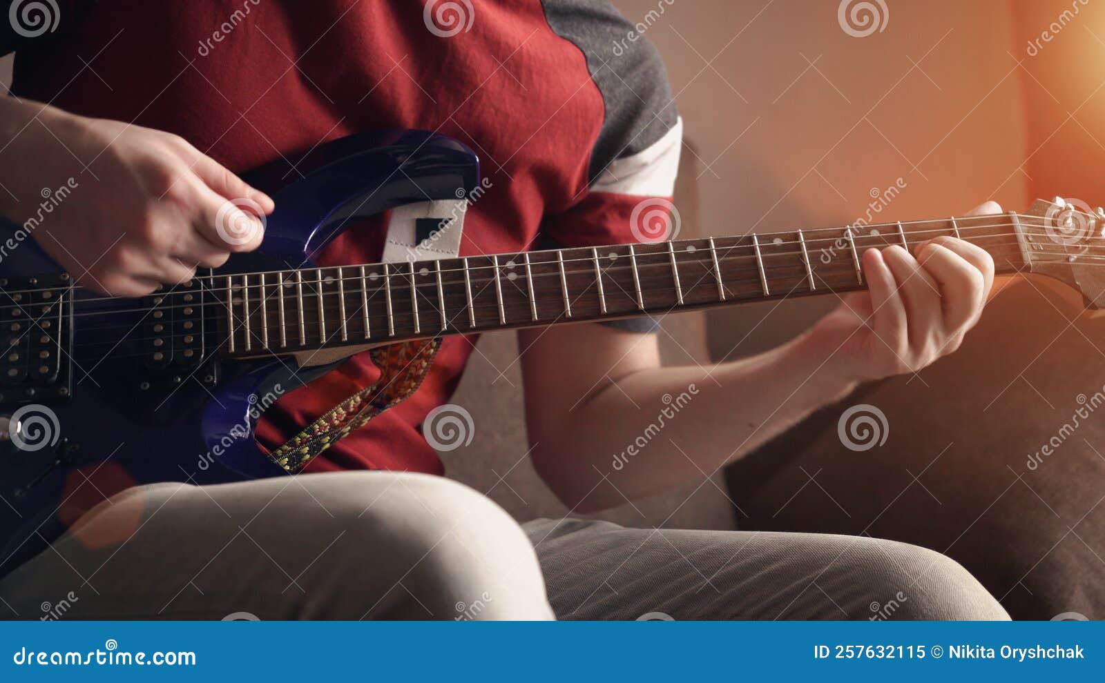 男人弹电吉他 库存图片. 图片 包括有 青少年, 吉他弹奏者, 岩石, 男人, 金属, 业余爱好, 吉他 - 169667037