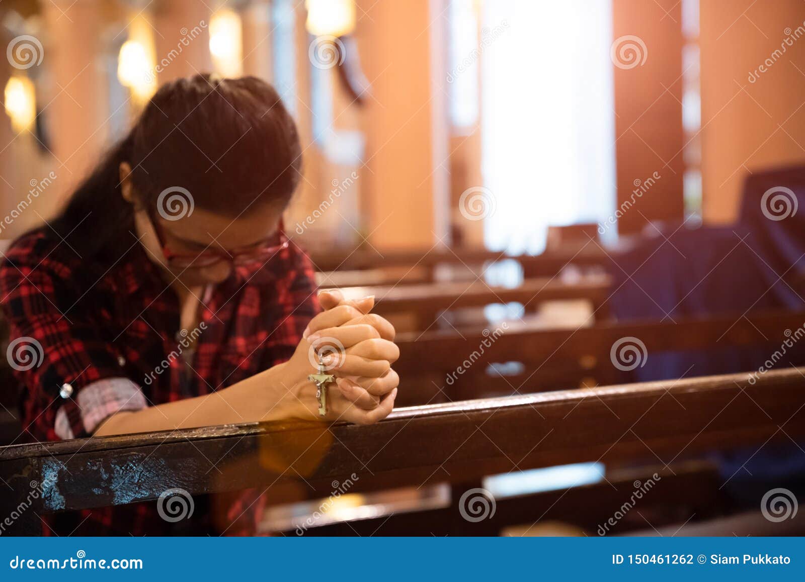 在教堂祈祷的女人 库存照片. 图片 包括有 宽容, 钉书匠, 耶稣, 请求, 现有量, 里面, 女性, 白种人 - 172391972