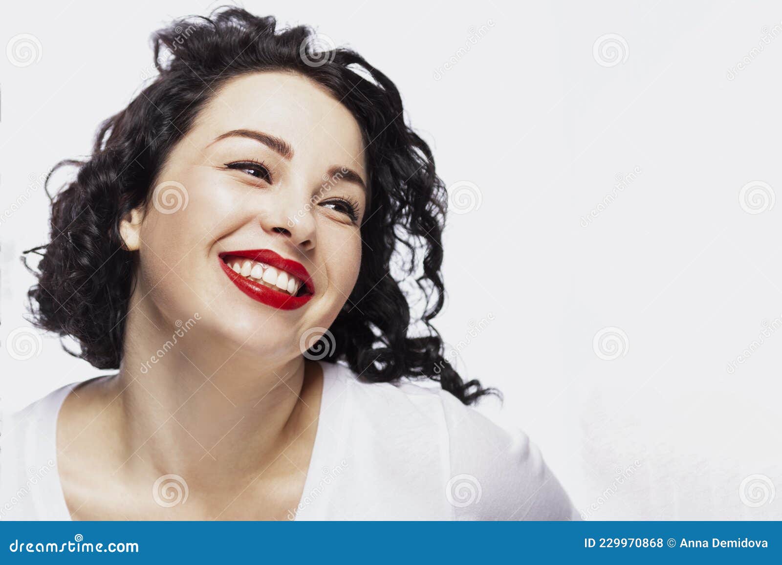 一个女人微笑的特写镜头-千叶网