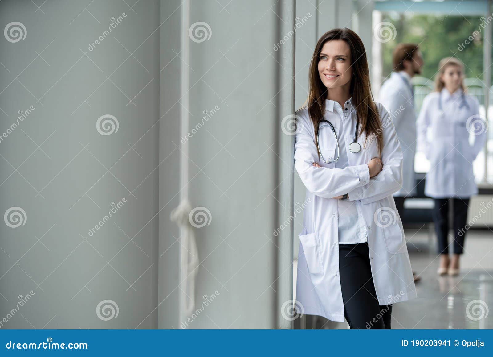 医疗小组里的女医生图片下载 - 觅知网