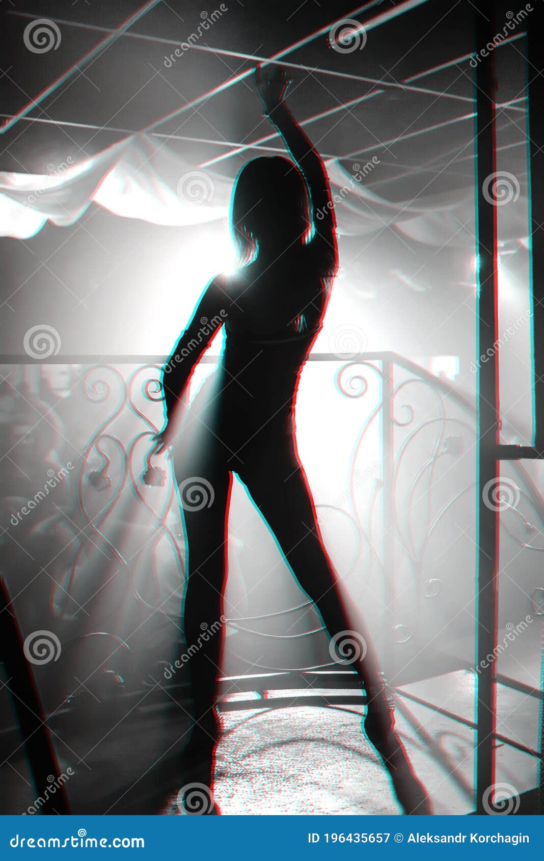 麦迪逊啤酒在多伦多的舞台上展示她纤细的腿和乳房 (25 相片) - 裸体名人