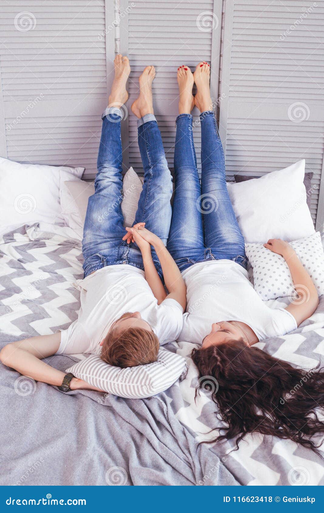 情侣们坐在床上互送情人节礼物照片摄影图片_ID:351997462-Veer图库