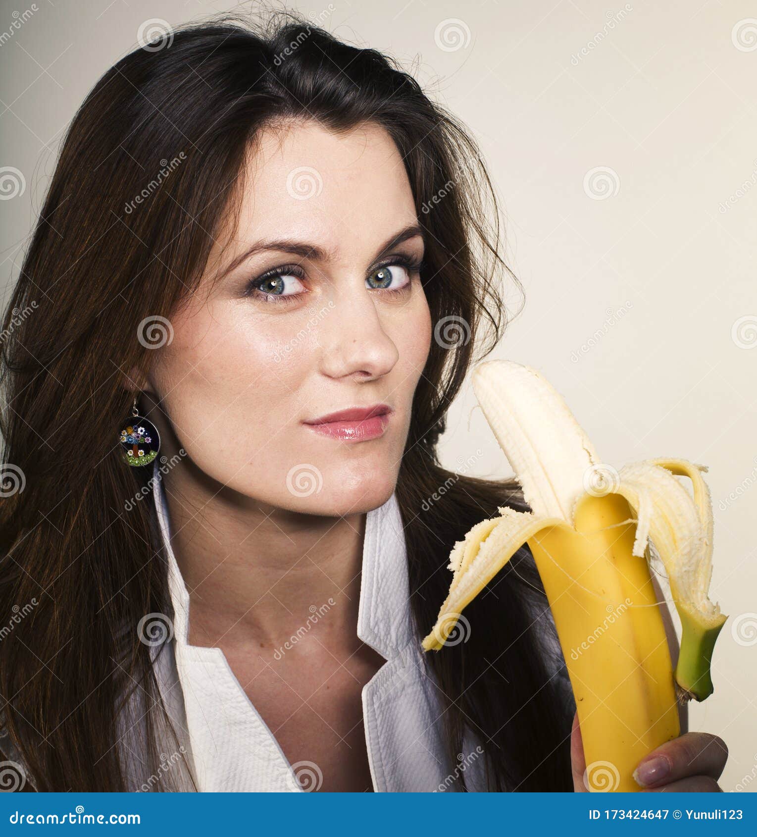 吃香蕉的菲律宾女人女孩 库存照片. 图片 包括有 有机, 饮食, 愉快, 人们, 吃饭, 健康, 微笑, 藏品 - 67581842