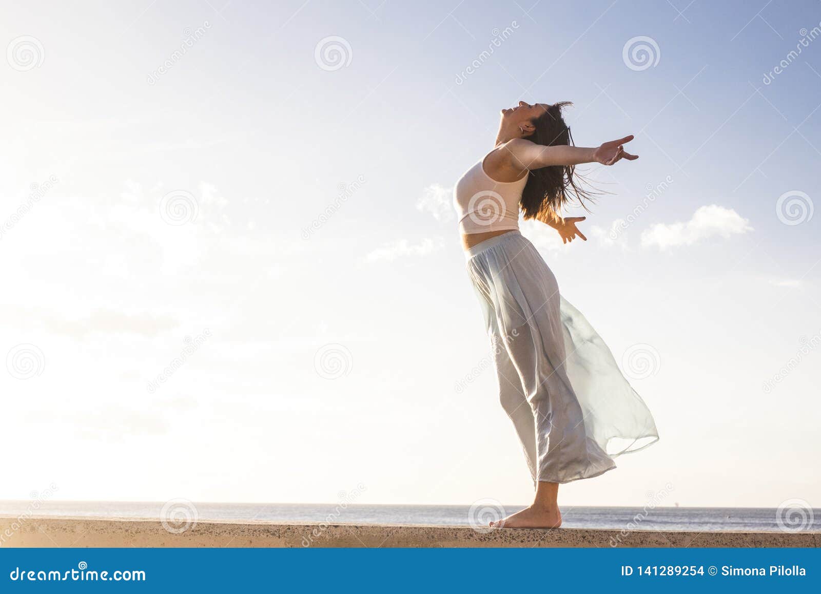 年轻美女开放胳膊为生活独立片刻和生活方式库存照片. 图片包括有 年轻美女开放胳膊为生活独立片刻和生活方式库存照片. 图片包括有