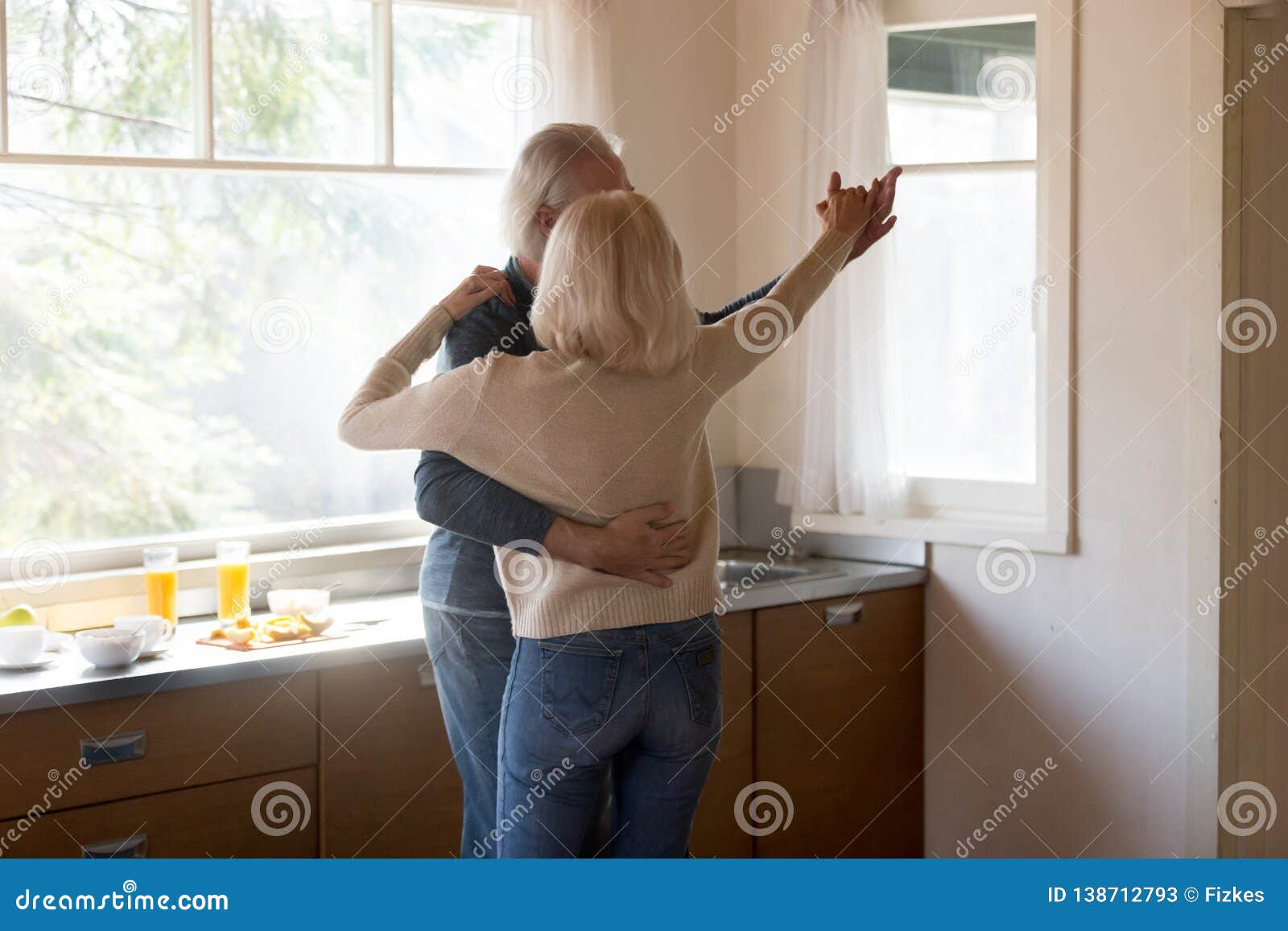画象爱恋年轻夫妇拥抱 库存图片. 图片 包括有 男人, 男性, 偶然, 查找, 女孩, 拥抱, 暂挂, 夫妇 - 94537193
