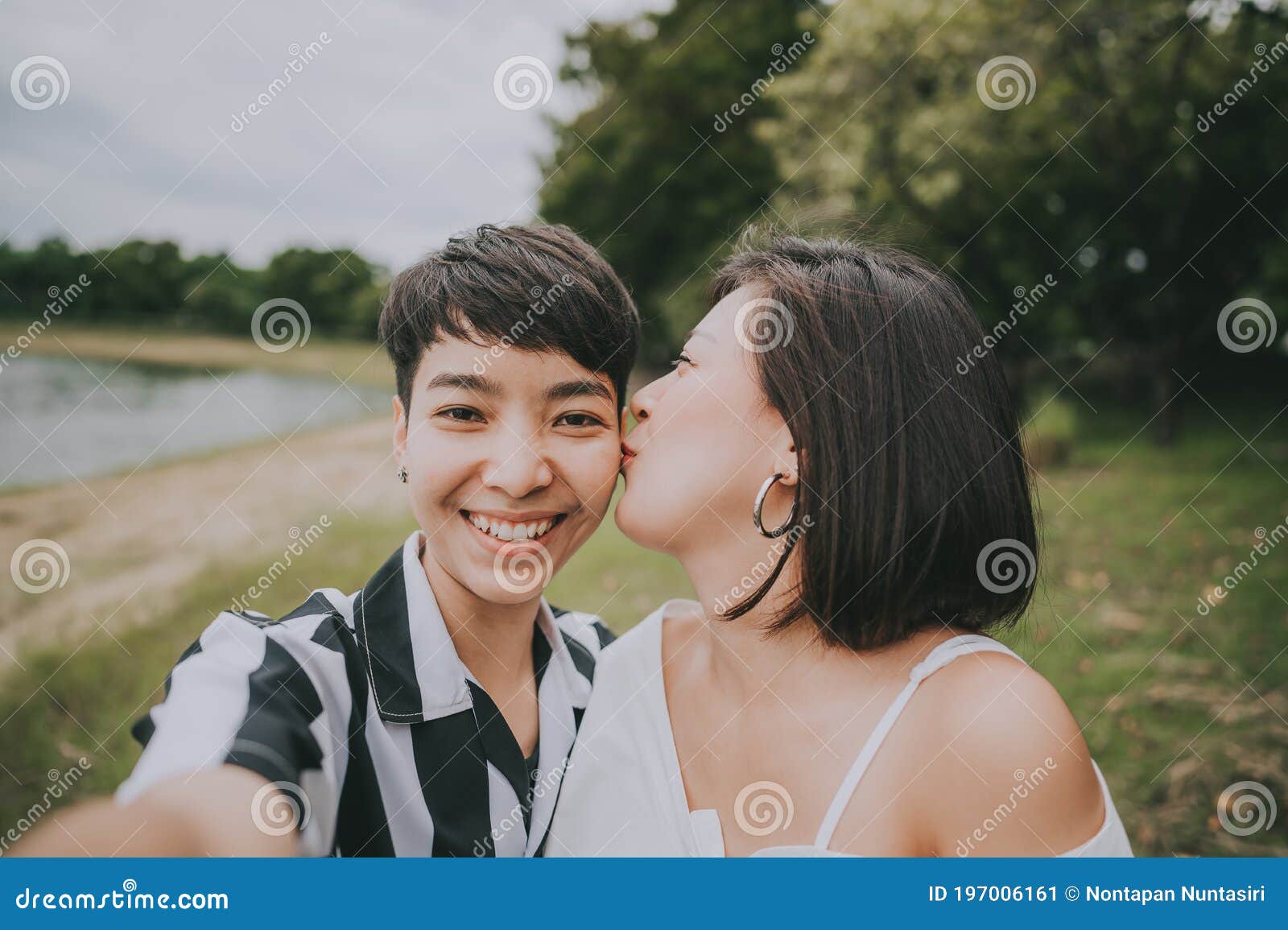 两美女亲吻 sensua夫妇 库存照片. 图片 包括有 关系, 白种人, 恋人, 激情, 夫妇, 肉欲 - 150889396
