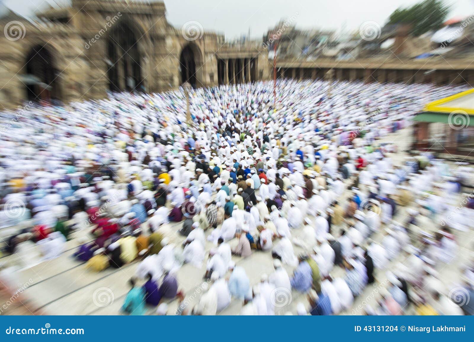 庆祝指示月的结束赖买丹月的Eid AlFitr的穆斯林. 艾哈迈达巴德， GUJARAT/INDIA - 2014年8月29日：庆祝指示月的结束赖买丹月的Eid AlFitr， Eid AlFitr的穆斯林是拉马赞和第一日的结尾所有穆斯林的Shawwal， Jama的Masjid，艾哈迈达巴德，印度