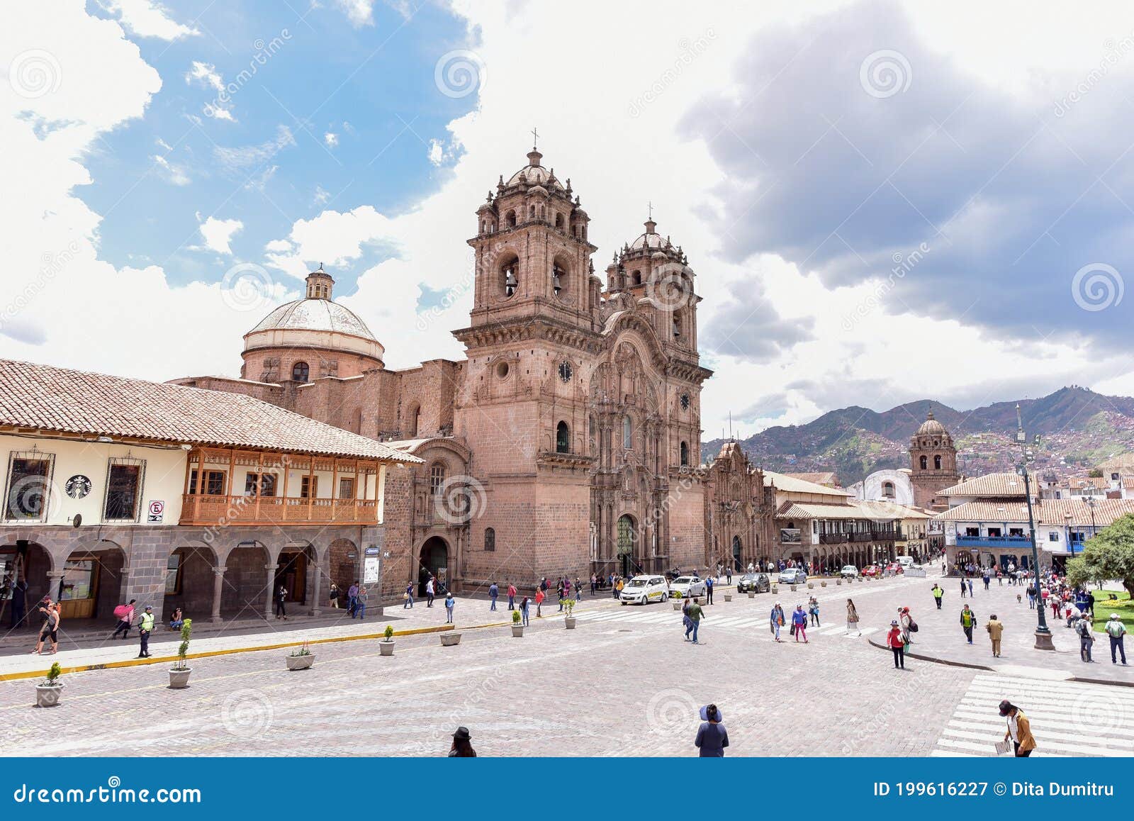 拍摄圣查尔斯普诺，秘鲁博罗梅奥或大教堂的大教堂大教堂旅客 库存照片 - 图片 包括有 大教堂, 拱道: 137076270