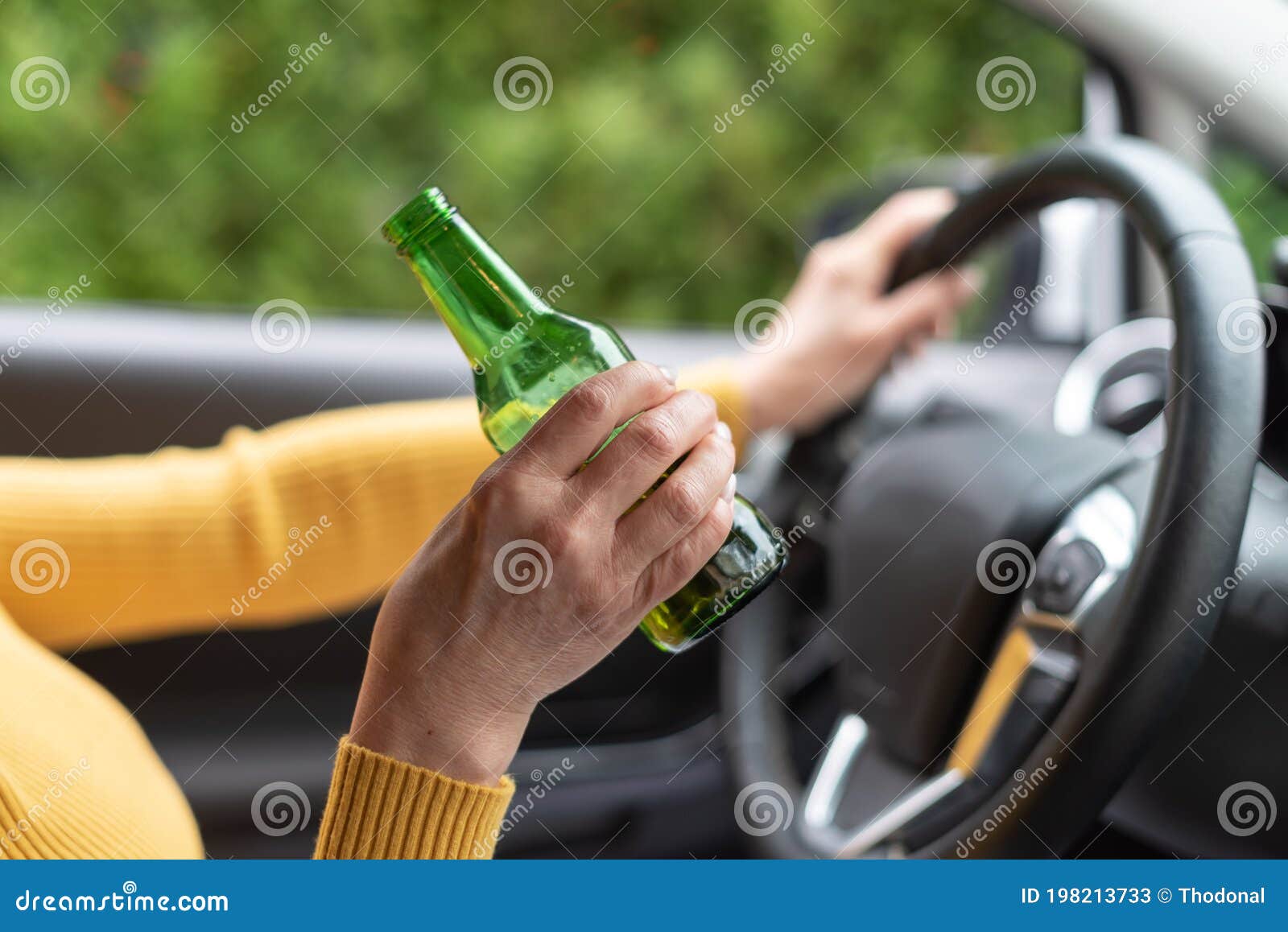 人喝酒开车 向量例证. 插画 包括有 驱动器, 男性, 年长, 男人, 高级, 轮子, 背包, 汽车, 例证 - 71881973