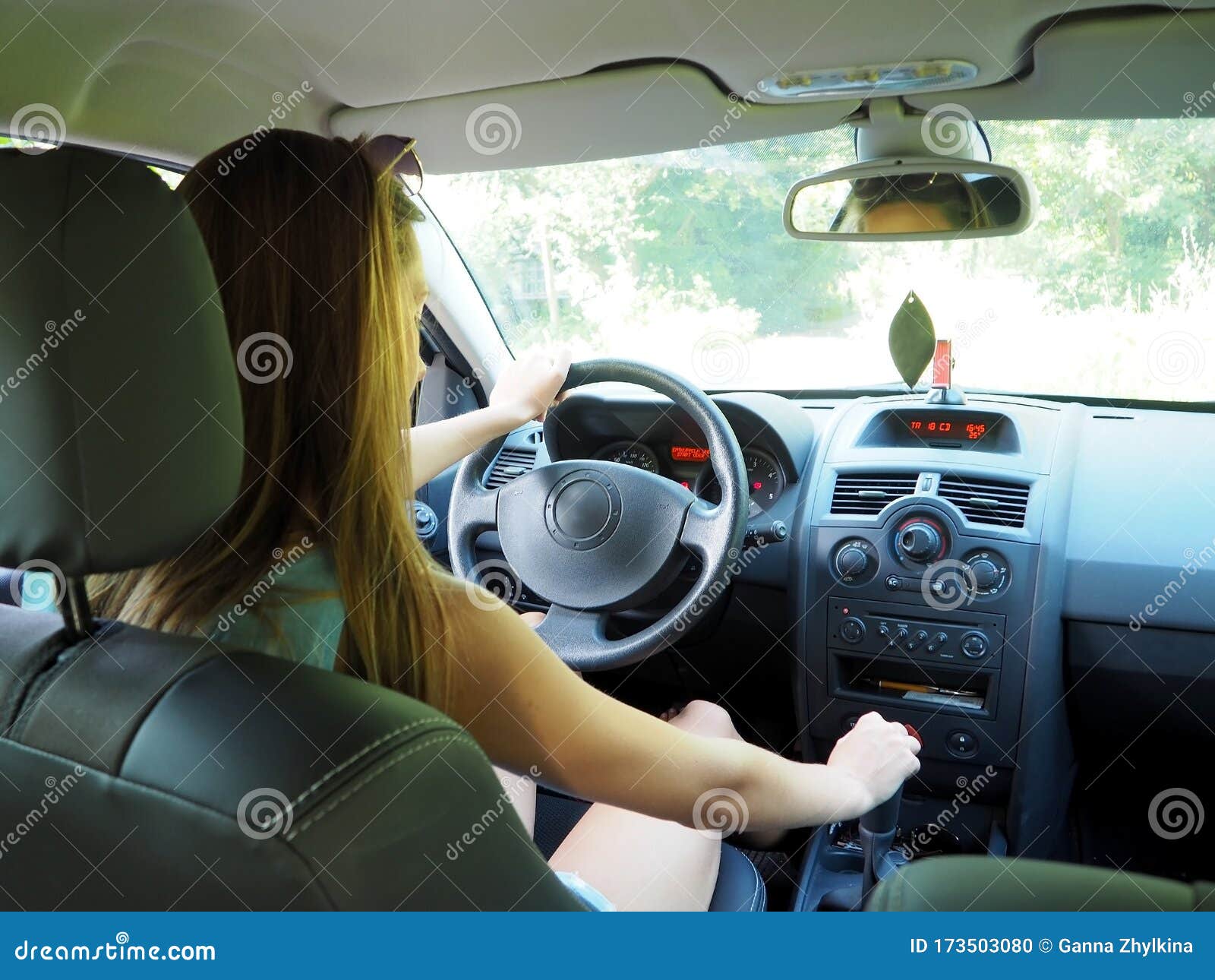 女司机开车素材-女司机开车图片-女司机开车素材图片下载-觅知网