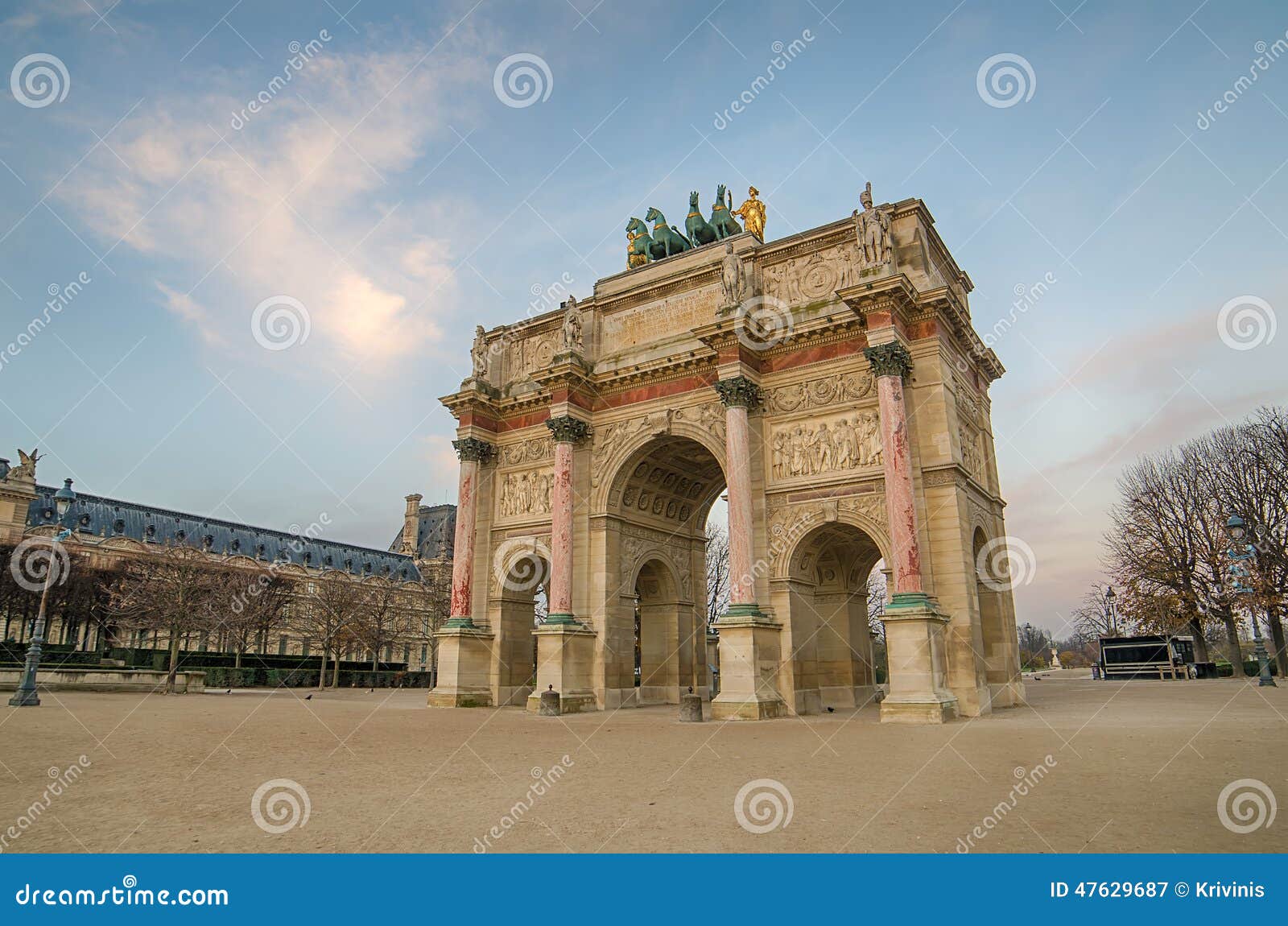 1805 1806 1808弧曲拱转盘纪念被委任的courtyard de des详细资料du emperor法国我位于的jardin连结天窗军事模型拿破仑・巴黎位置四马二轮战车罗马s septimius severus今天冠上胜利是的triomphe凯旋式. AParis (法国) 凯旋门在日出的du Carrousel