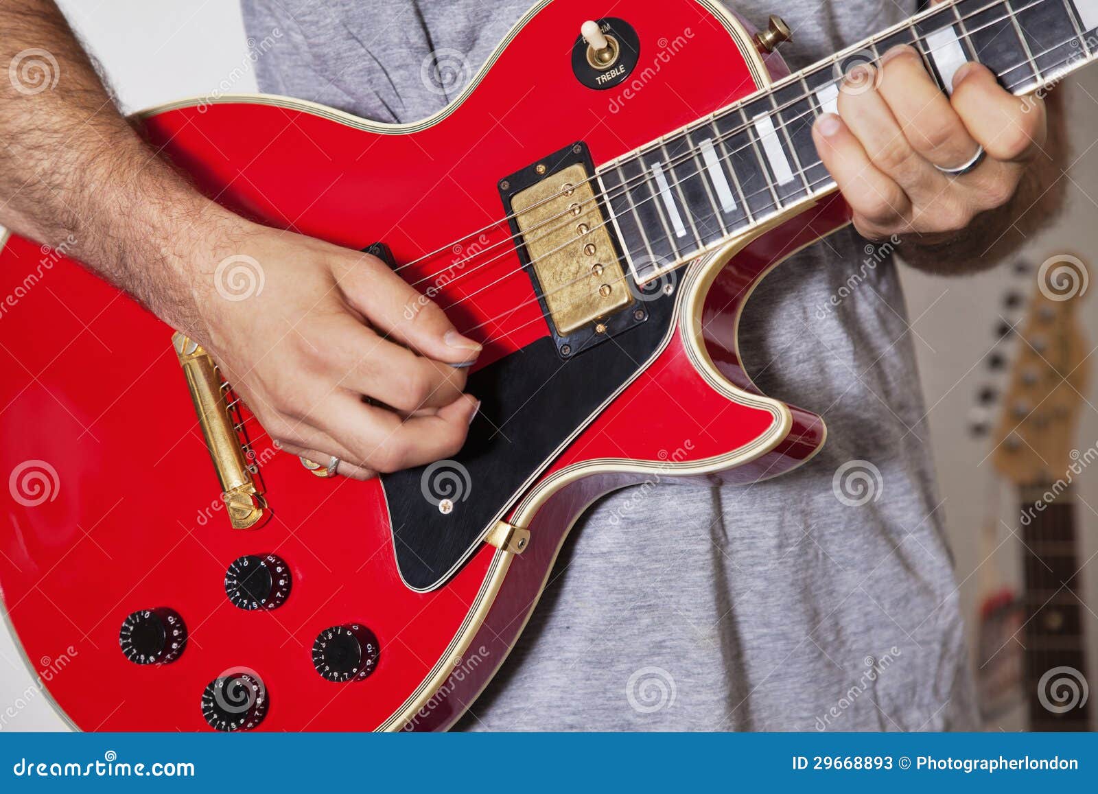 一个人弹电吉他 库存照片. 图片 包括有 音乐家, 激情, 使用, 大声, 金属, 背包, 人力, 仪器 - 49806968