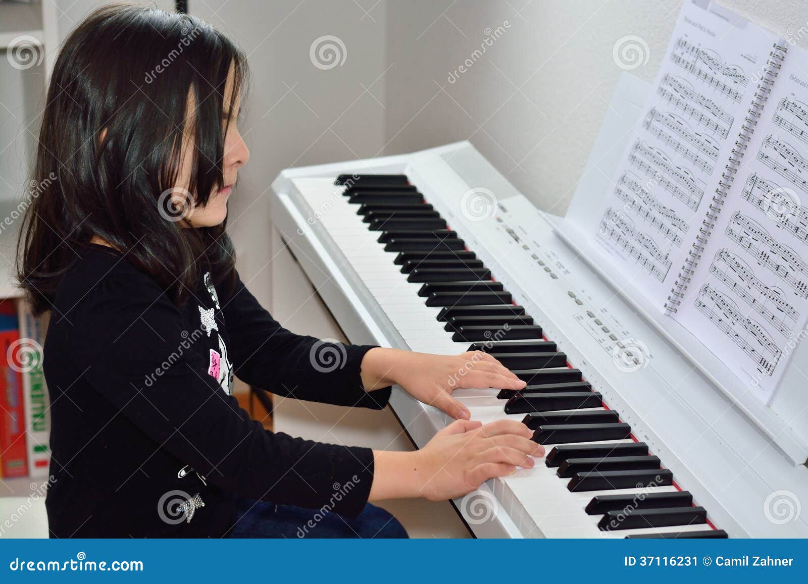 弹钢琴的女孩高清图片下载-正版图片500605836-摄图网